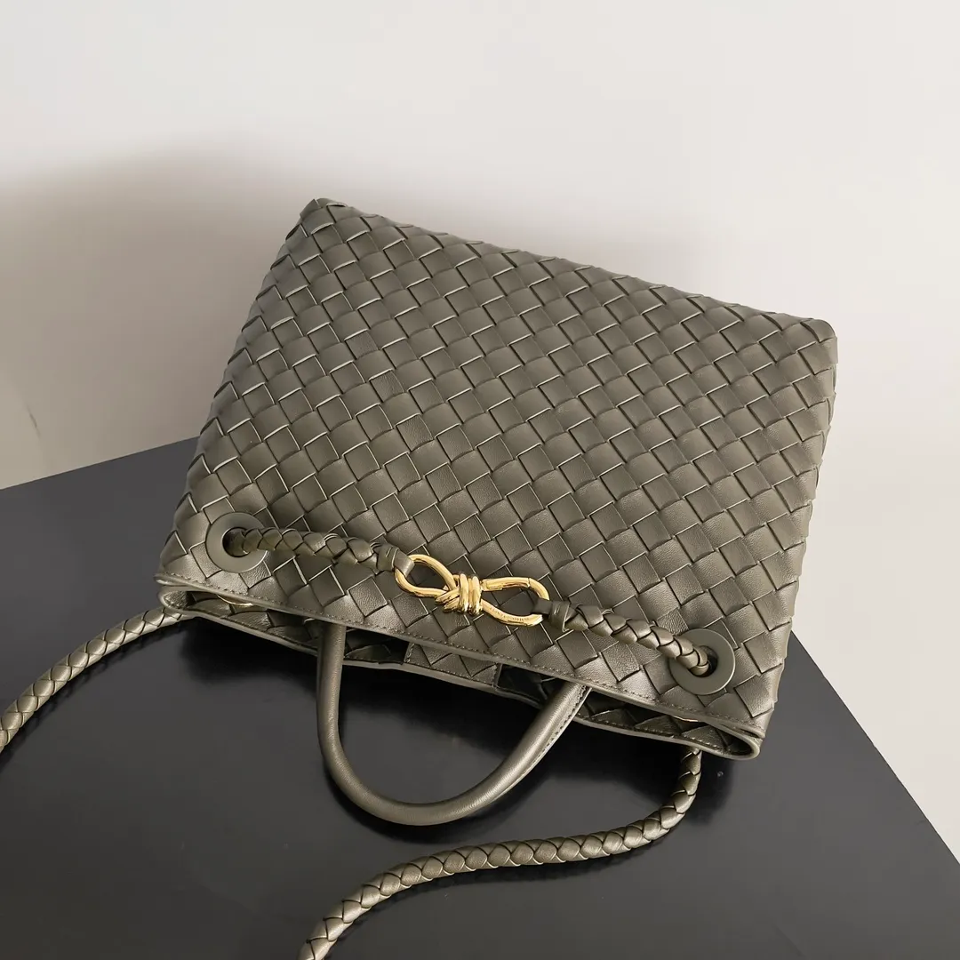 The 2023 new Andiamo batch of 2260 BV has been shipped‼ ️Really popular🔥The new Andiamo woven handbag launched by Bottega Veneta this season is really popular all over the world! ! Celebrities at home and abroad have worn it, and Oscar-winning actress Michelle Yeoh has taken it out on the street. Song Jia, Trai Yara, Yu Feihong, Sanji Ayaka, Rosie Hunting-Whiteley, Yoshioka Riho, etc. have all picked up this bag. It is classic and versatile, showing off its temperament, and the bag capacity is also large, which is very convenient for daily commuting! ! A variety of carrying methods, the shoulder straps can be adjusted by yourself, the original lambskin feels soft and delicate, and the unisex style breaks gender boundaries and brings a more practical and long-lasting use experience. Andiamo has both elegant and casual styles, which perfectly interprets "fashionable old money style". Style number: 743572 Size: 32*24*12